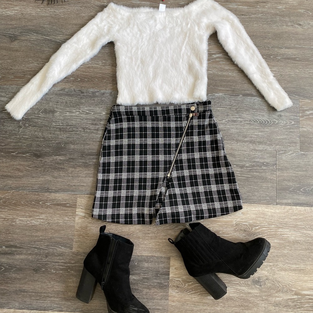 NWOT Black & White Flannel Skort